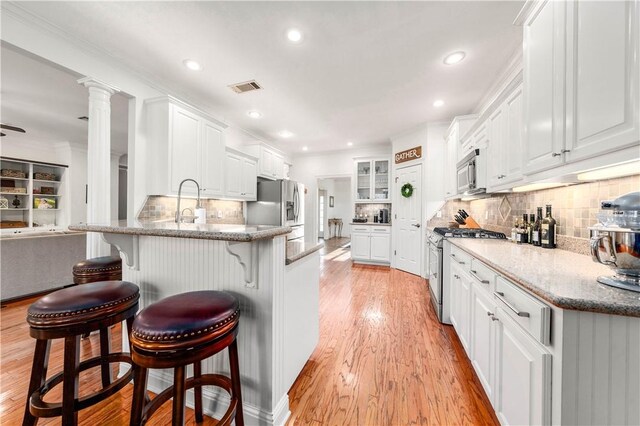 hall featuring an inviting chandelier, crown molding, and light hardwood / wood-style flooring