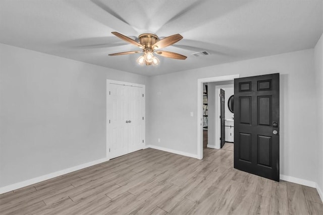 empty room with light hardwood / wood-style floors and ceiling fan