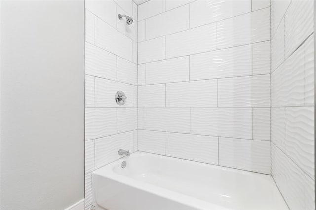 bathroom featuring tiled shower / bath