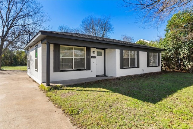 single story home with a front lawn