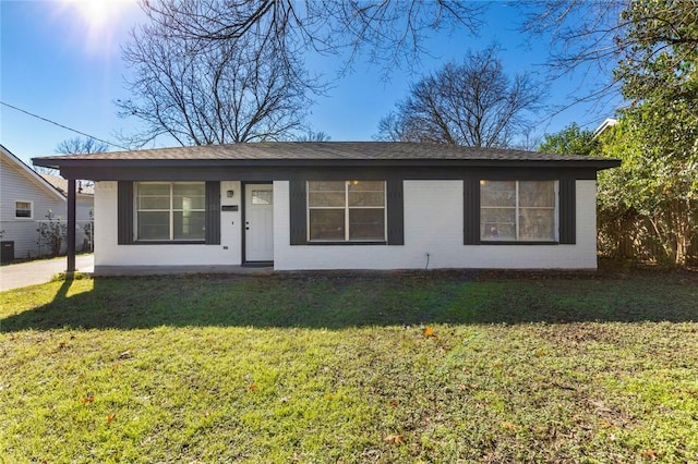 ranch-style home featuring a front lawn