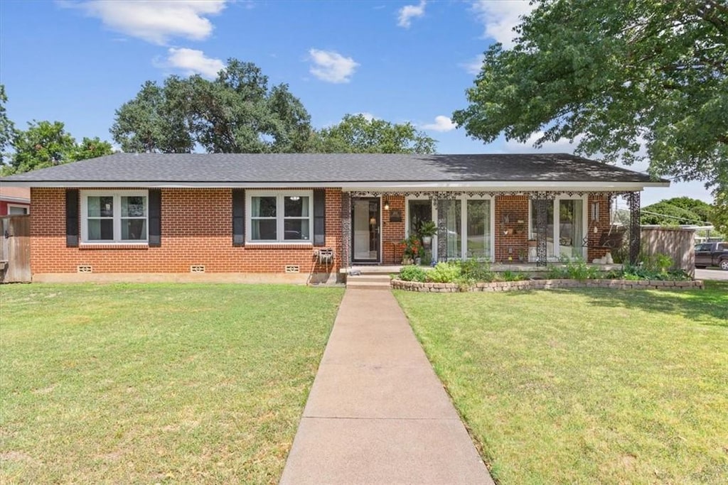 ranch-style home with a front yard