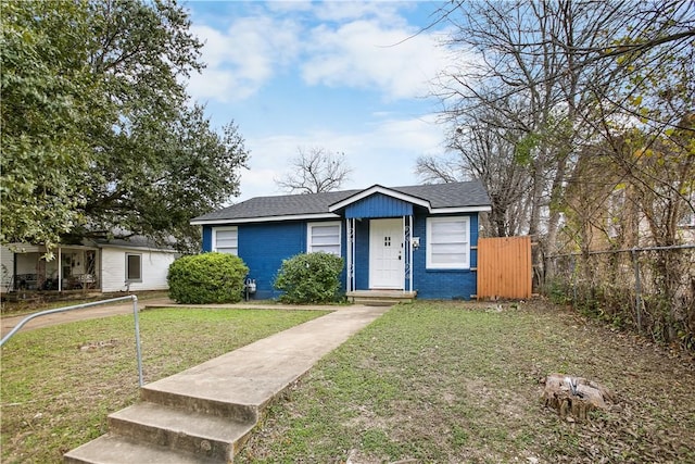 view of front facade with a front yard