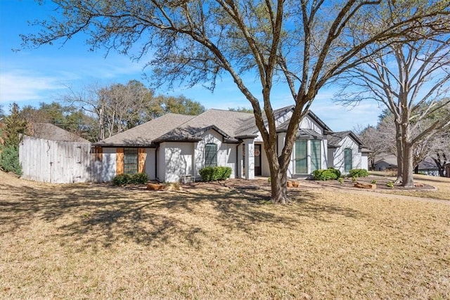 view of front of home featuring a front yard and fence