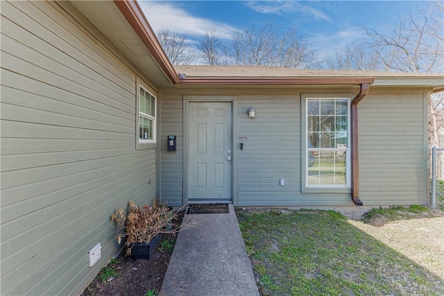 property entrance featuring a shingled roof