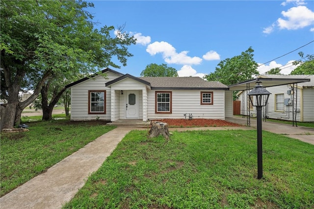 view of front of house featuring a carport and a front lawn