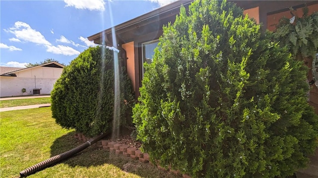 view of side of property featuring a lawn