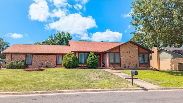 ranch-style house featuring a front yard