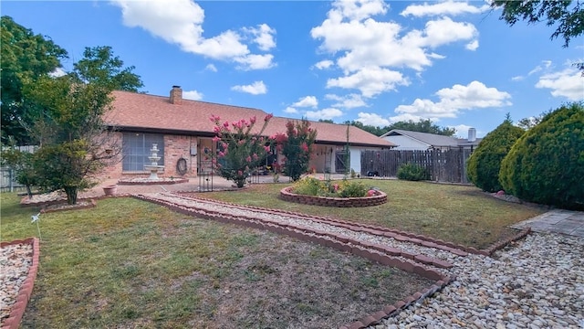 view of front of home featuring a front yard