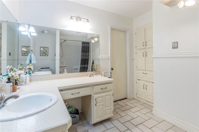 full bath with curtained shower, a sink, and double vanity