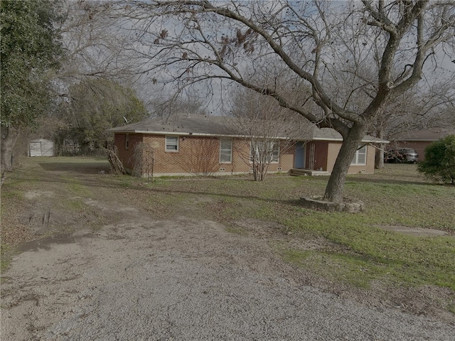 single story home featuring a front lawn