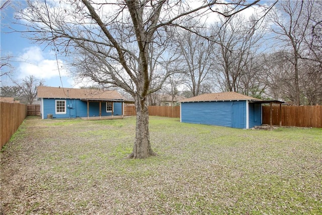 view of yard featuring a shed