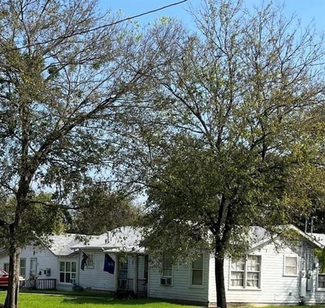 view of front facade featuring a front lawn