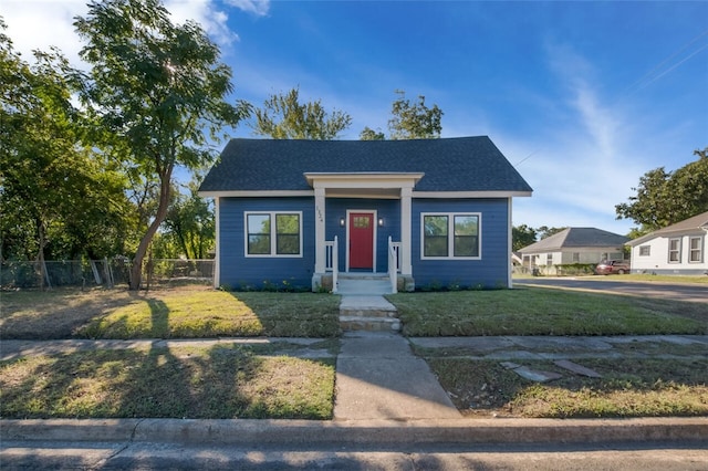 bungalow featuring a front lawn