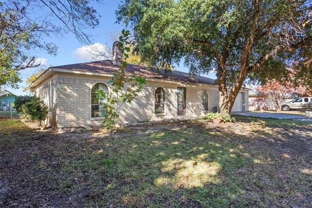 view of front facade featuring a garage and a front yard