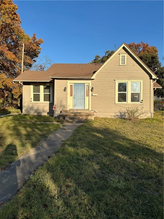 view of front of property featuring a front yard