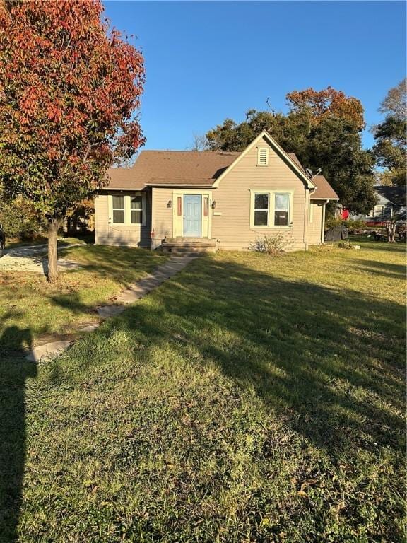 single story home with a front lawn