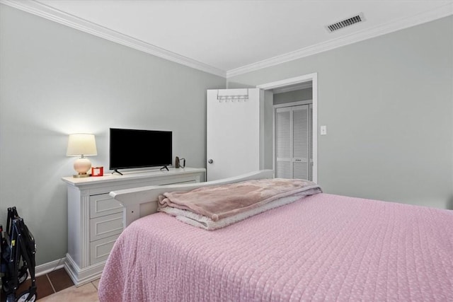 bedroom with baseboards, visible vents, and ornamental molding