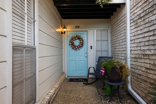 property entrance featuring a porch