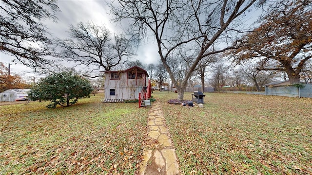 view of yard featuring an outdoor structure