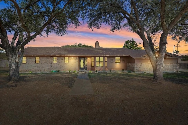 view of front of property featuring a yard