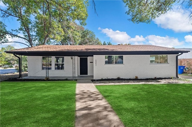 ranch-style home featuring a front lawn