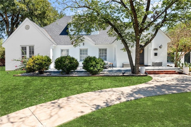 view of front of property featuring a patio and a front yard