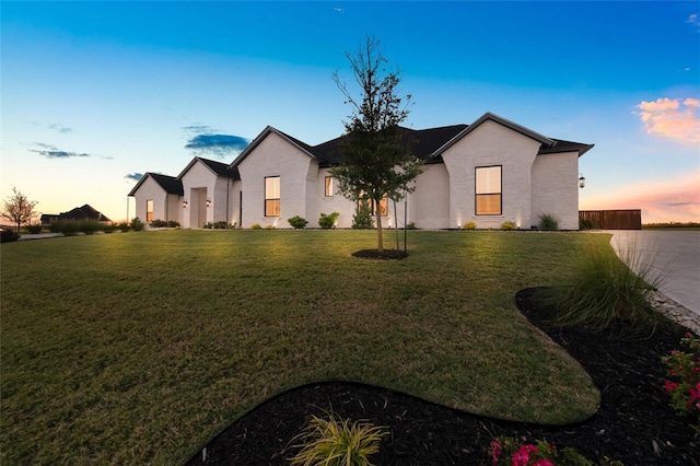 view of front facade featuring a lawn