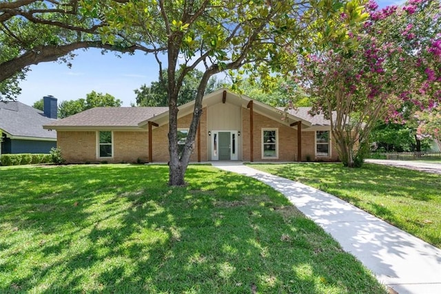 ranch-style home featuring a front lawn