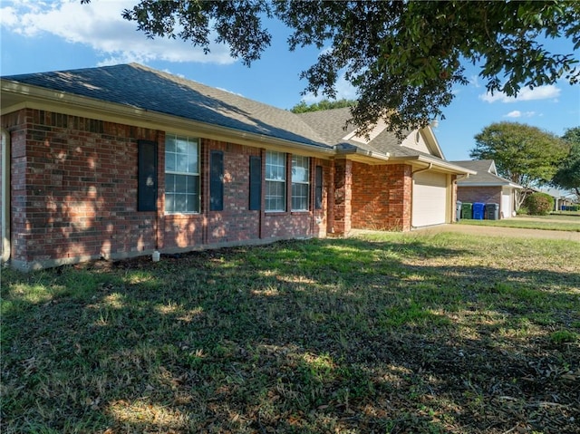 view of front facade featuring a garage and a front lawn