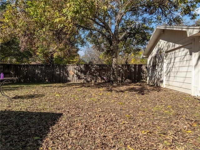 view of yard with an outbuilding