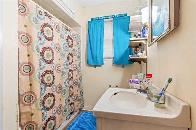 bathroom featuring a shower with curtain and vanity