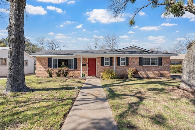 view of front of property featuring brick siding and a front lawn