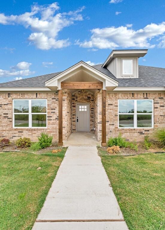 property entrance featuring a yard