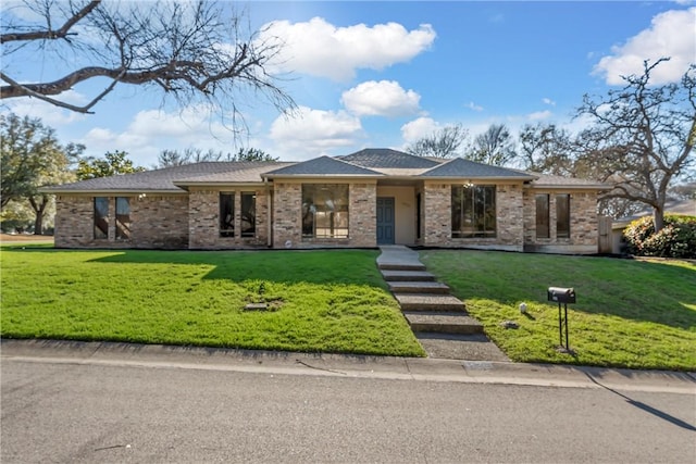 view of front of home featuring a front lawn