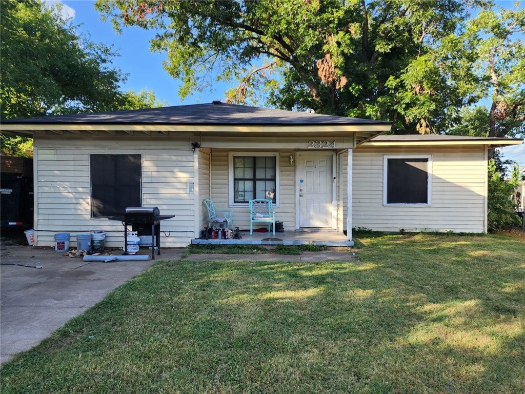 view of front of property featuring covered porch and a front yard