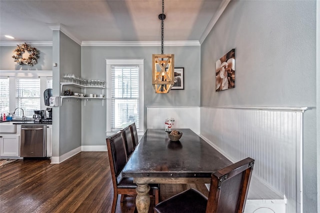 dining room featuring crown molding, dark hardwood / wood-style floors, and sink