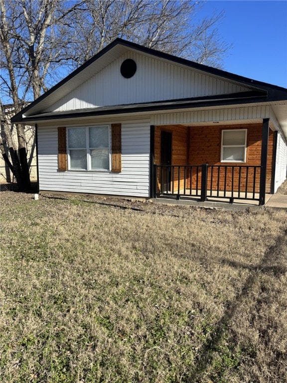 view of front facade with a front lawn