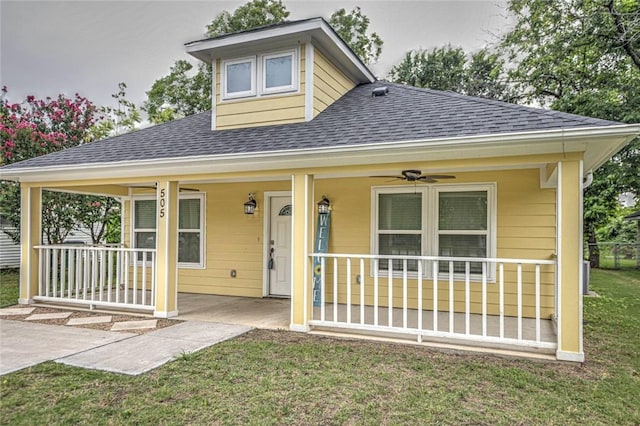 view of front facade featuring a porch, ceiling fan, and a front lawn