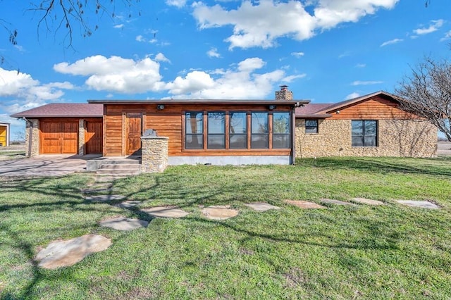 view of front of house featuring a garage and a front yard