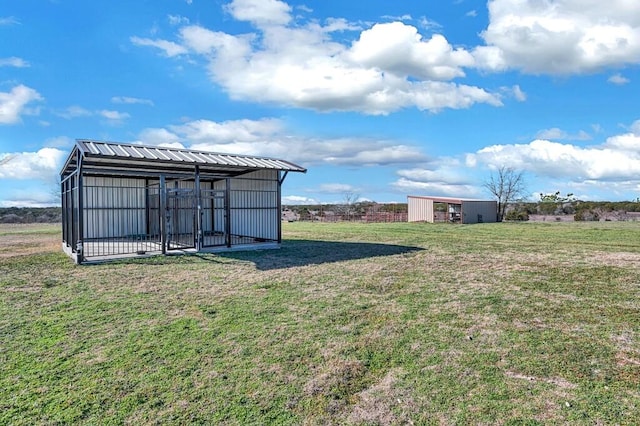 view of yard featuring an outdoor structure