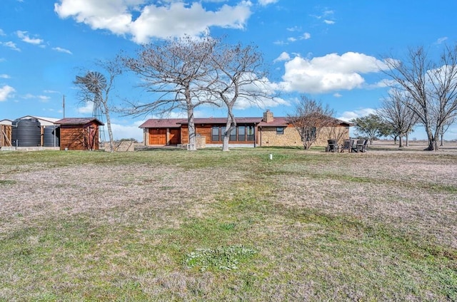 view of yard featuring a storage unit