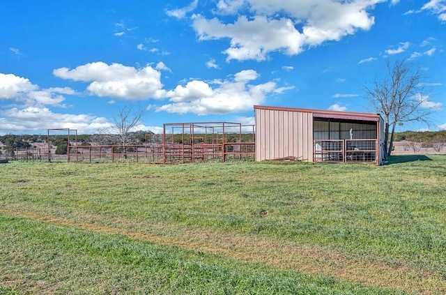 view of yard featuring an outbuilding