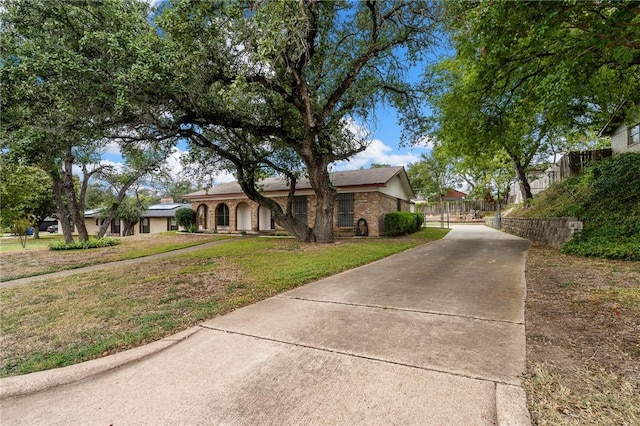 view of front facade featuring a front lawn