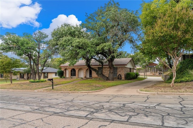 single story home with a front lawn