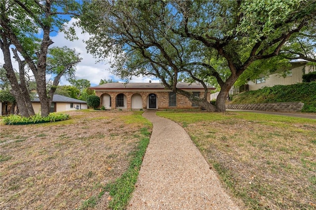 ranch-style home featuring a front lawn