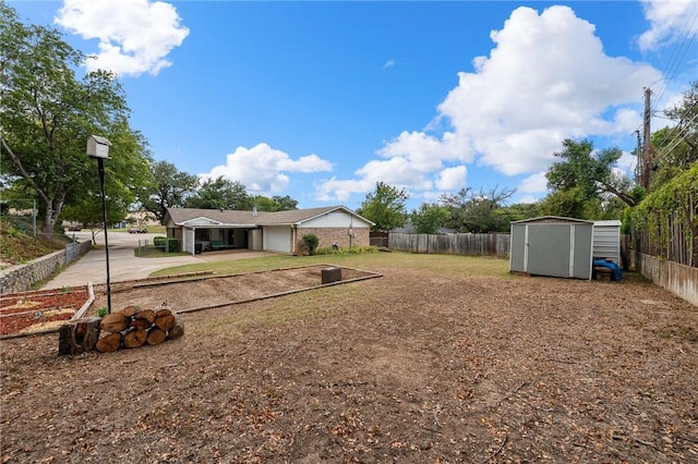 view of yard featuring a storage shed