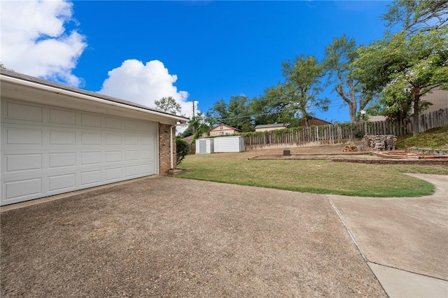 view of yard featuring an outbuilding