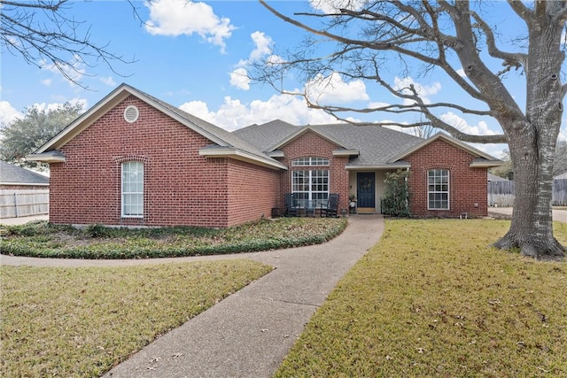 ranch-style home featuring a front lawn