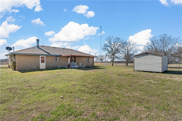 view of yard featuring a storage unit